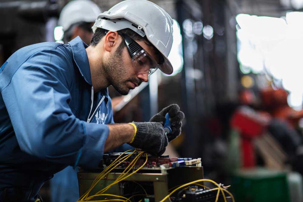Elektriker justerar kablar
