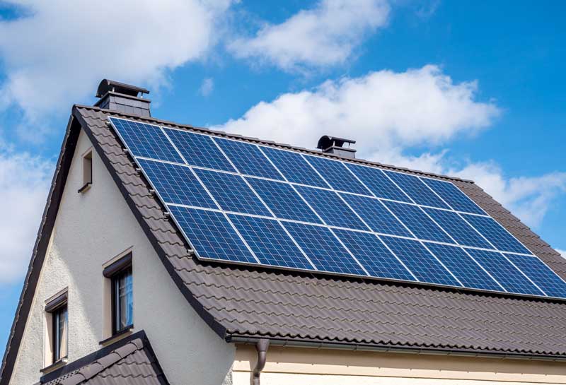 solceller på ett villatak